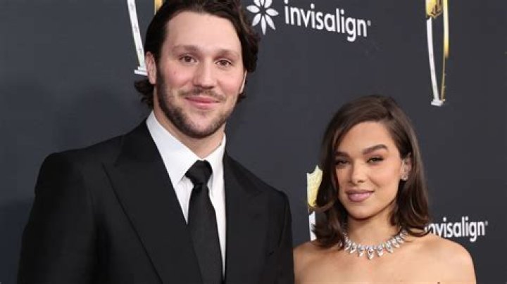 Does Hailee Steinfeld have a child?