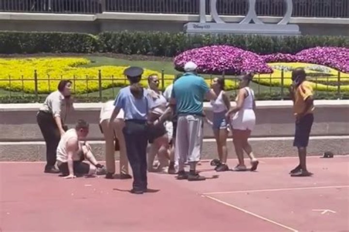 Huge Fight Breaks Out Between Group Of Slay Queens In The Middle Of Road