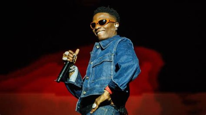 “The Day Wizkid And Davido Will Make A Song Together, The Whole Nigeria Will Shake” – Man Says